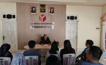 foto ketua dalam rapat rutin