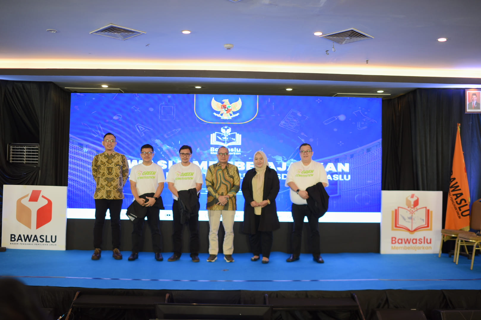 foto bersama ketua dan anggota bawaslu provinsi sulut