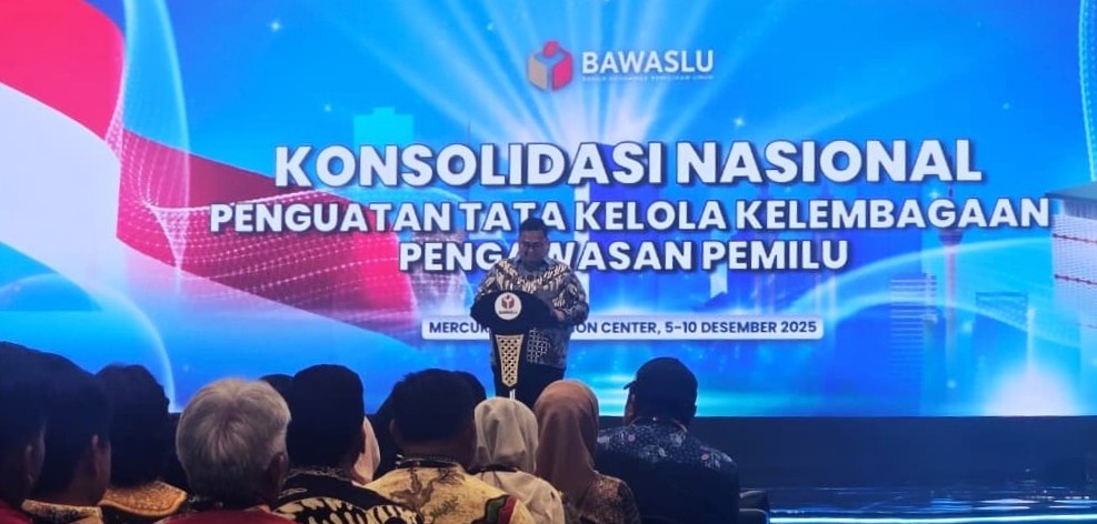 foto ketua bawaslu RI saat kegiataan berlangsung