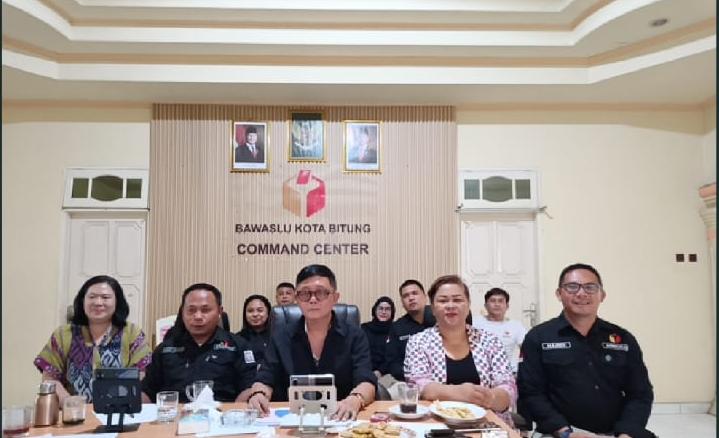 foto bersama Ketua, Anggota, Kepala Sekretariat, dan Kasub P3SPH serta Staf sekretariat