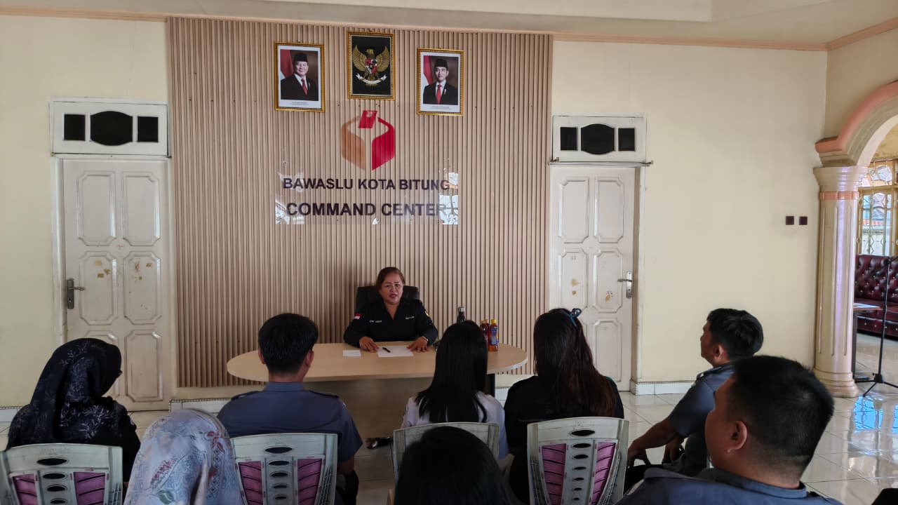 foto ketua dalam rapat rutin