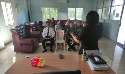 foto kepala sekreatariat Bawaslu Kota Bitung sedang mensosialisasikan SIPANDU