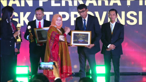 foto penyerahan yang diterima langsung oleh anggota bawaslu sulut Zulkifli Densi