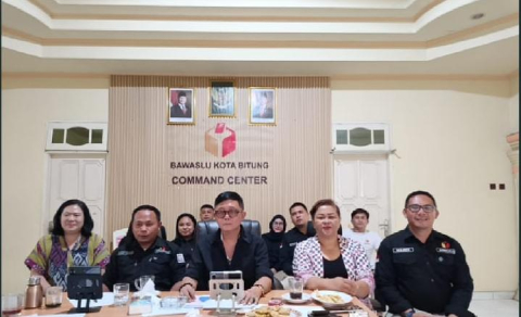 foto bersama Ketua, Anggota, Kepala Sekretariat, dan Kasub P3SPH serta Staf sekretariat