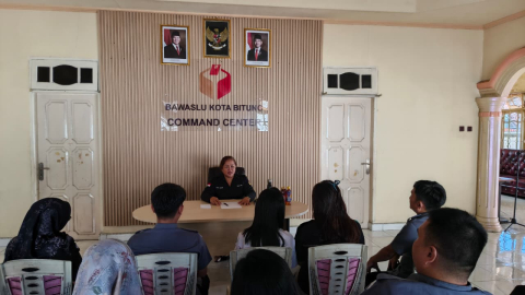 foto ketua dalam rapat rutin