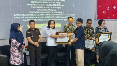 foto penyerahan piagam penghargaan