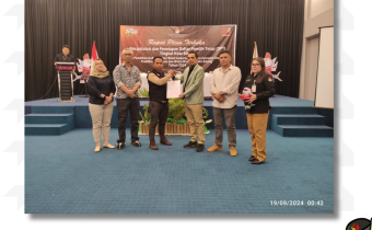 foto bersama Anggota Bawaslu, Ketua dan Anggota KPU Kota Bitung