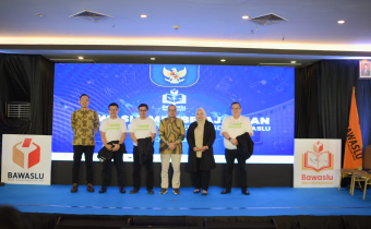 foto bersama ketua dan anggota bawaslu provinsi sulut