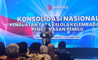 foto ketua bawaslu RI saat kegiataan berlangsung
