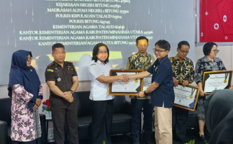 foto penyerahan piagam penghargaan